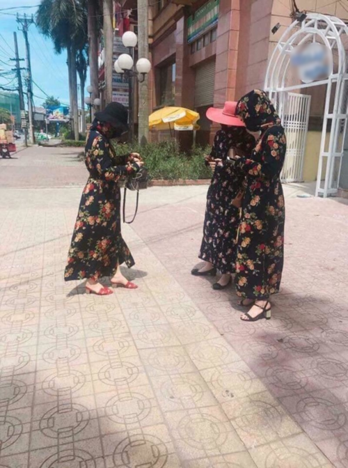 Khi chị em đã chống nắng thì chẳng tia nắng nào có cơ hội chạm vào
