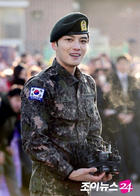 Đẹp trai rạng ngời ngày xuất ngũ Lee Min Ho, Jae Joong cùng loạt sao