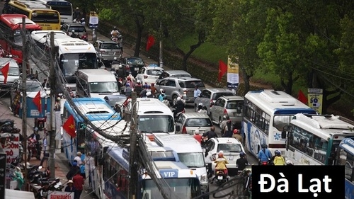 Đi du lịch ngày lễ khổ trăm bề, thế mà nhà nhà vẫn đi?