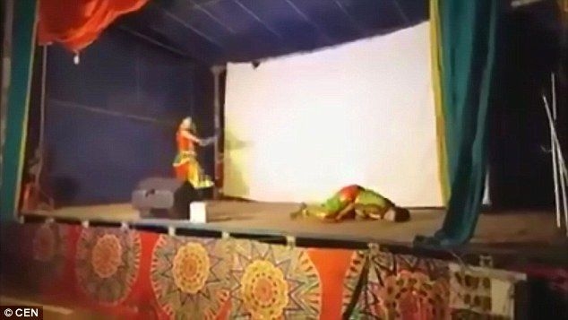 Đột tử trên sàn diễn: Ngỡ là hi hữu hoá ra đã từng xa