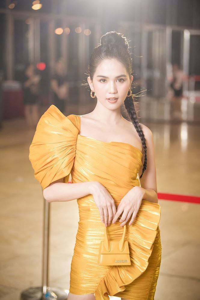 Phong cách sao Việt: Nhã Phương nhận điểm 10 thanh lịch