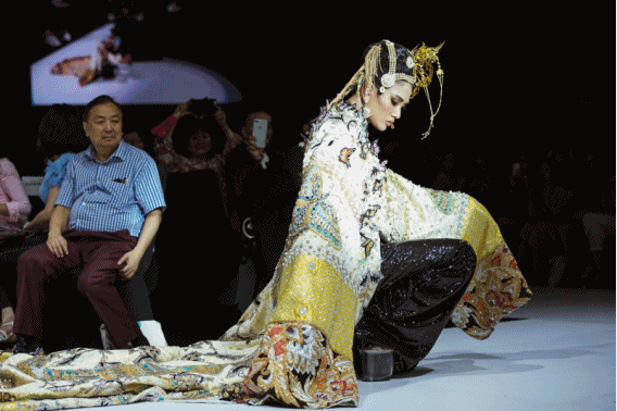 Dù có thâm niên trong làng catwalk, Võ Hoàng Yến vẫn có bị vồ ếch