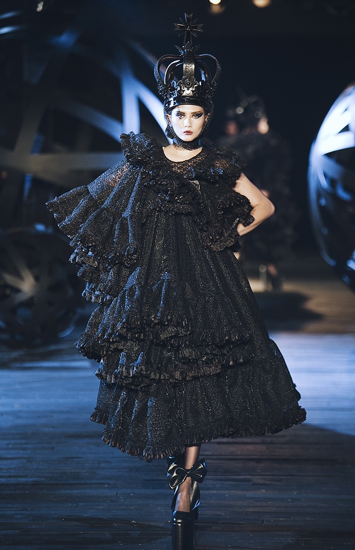 Dù có thâm niên trong làng catwalk, Võ Hoàng Yến vẫn có bị vồ ếch