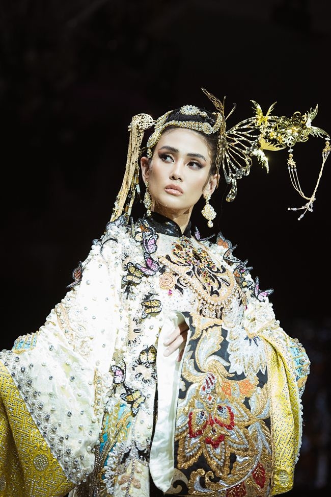 Dù có thâm niên trong làng catwalk, Võ Hoàng Yến vẫn có bị vồ ếch