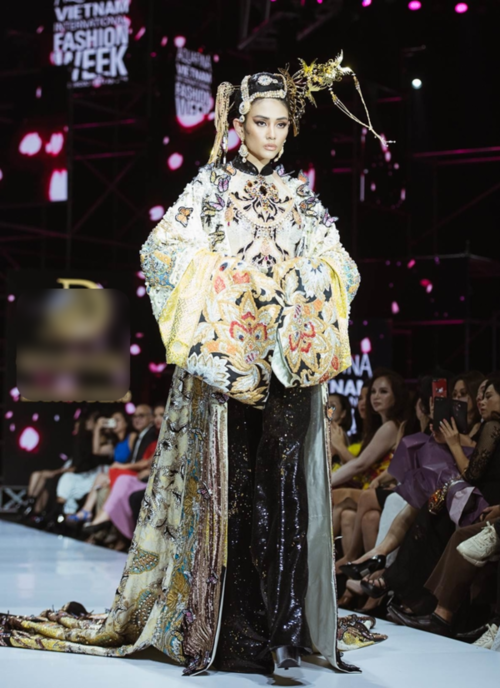 Dù có thâm niên trong làng catwalk, Võ Hoàng Yến vẫn có bị vồ ếch