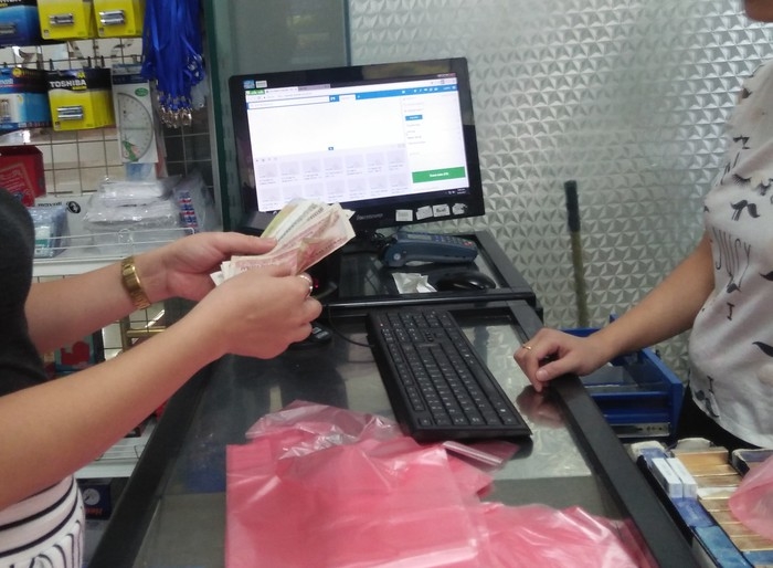 Đưa 500 đồng ra trả tiền ăn, nhân viên thằng thừng không nhận