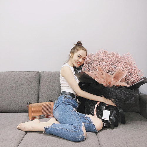 H’Hen Niê diện váy xẻ táo bạo, Hương Giang khoe nhan sắc đỉnh cao