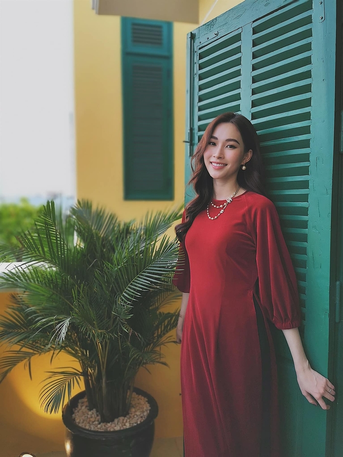 H’Hen Niê diện váy xẻ táo bạo, Hương Giang khoe nhan sắc đỉnh cao