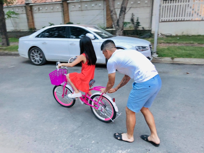 H’Hen Niê diện váy xẻ táo bạo, Hương Giang khoe nhan sắc đỉnh cao