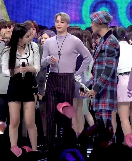 Hiếm có idol nào như Sehun được fan đẩy cả “chiến hạm” chọn người yêu