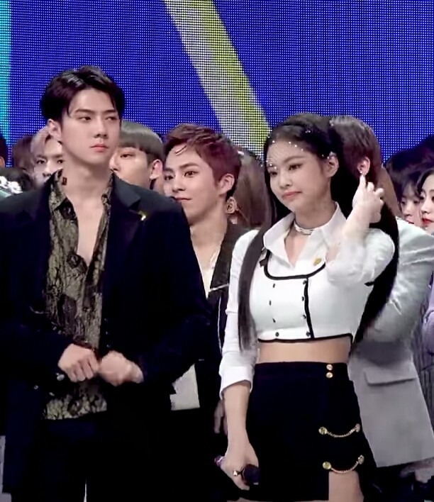 Hiếm có idol nào như Sehun được fan đẩy cả “chiến hạm” chọn người yêu