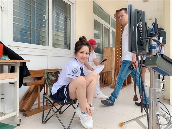 Hoàng Thùy Linh thay thế Trâm Anh đóng phim sitcom học đường