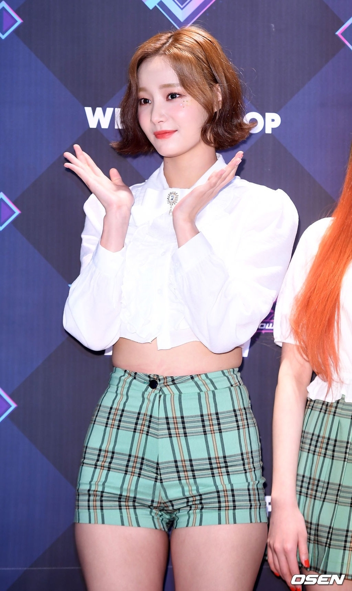 Idol Kpop bị stylist cho ăn hành