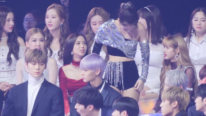 Idol Kpop bị stylist cho ăn hành