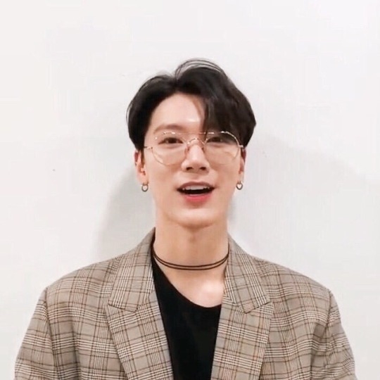 Idol Kpop sở hữu vẻ đẹp lai