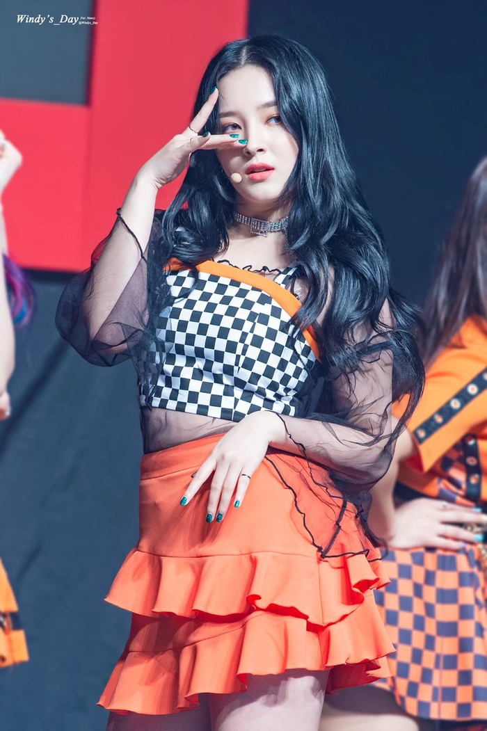 Idol Kpop sở hữu vẻ đẹp lai