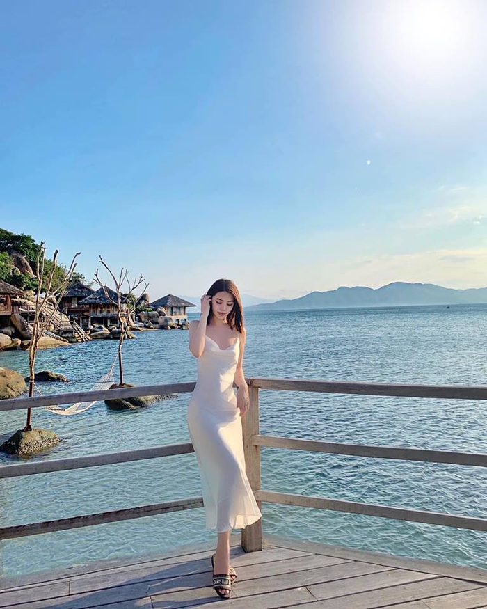 Phong cách sao Việt: Ngọc Trinh diện suit cool ngầu đầy lạ lẫm