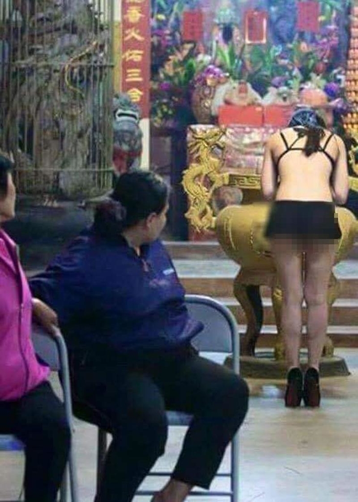 “Kín ít hở nhiều” mà vẫn tới lễ chùa thì thật sai lầm