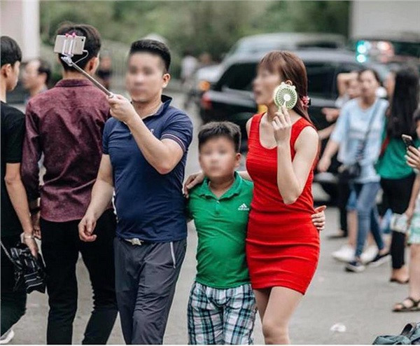 “Kín ít hở nhiều” mà vẫn tới lễ chùa thì thật sai lầm