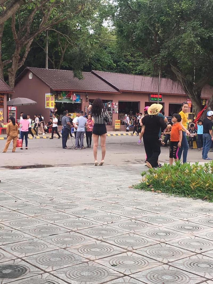 “Kín ít hở nhiều” mà vẫn tới lễ chùa thì thật sai lầm