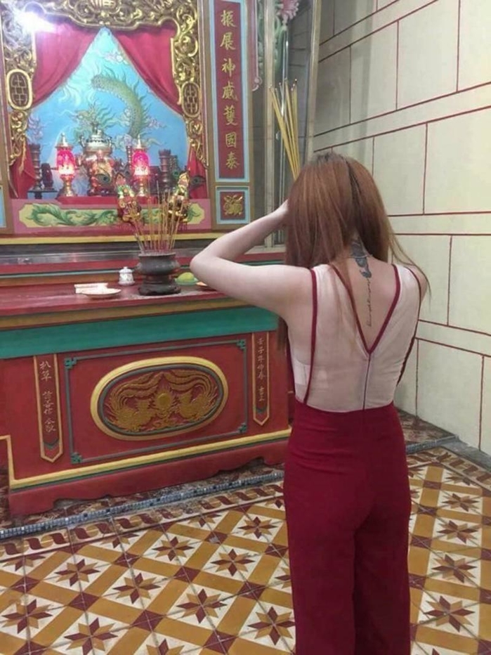 “Kín ít hở nhiều” mà vẫn tới lễ chùa thì thật sai lầm
