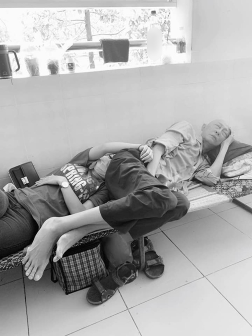 Tình phụ tử giữa nghệ sĩ Lê Bình và con gái 20 tuổi