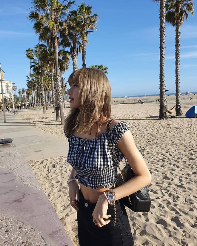 Lisa và Taylor Swift như chị em sinh đôi