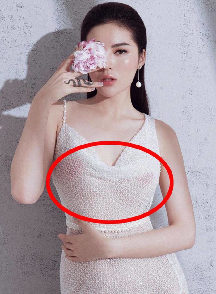 Lộ miếng dán ngực “kém sang”, cách nào để không mắc phải sự cố?