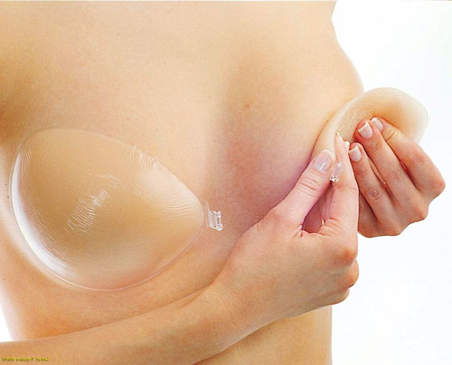 Lộ miếng dán ngực “kém sang”, cách nào để không mắc phải sự cố?