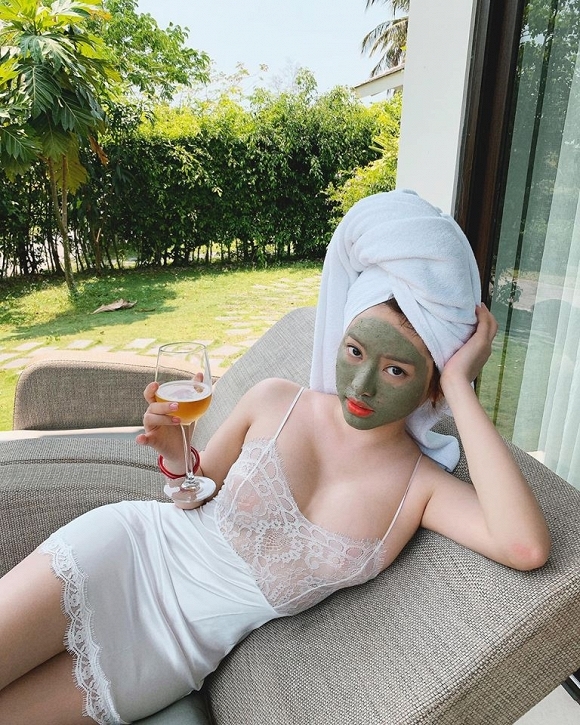 Lộ miếng dán ngực “kém sang”, cách nào để không mắc phải sự cố?