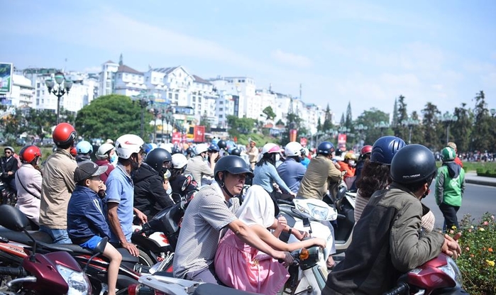 Mọi ngả đường đến khu du lịch tắc nghẽn những ngày đầu nghỉ lễ 30//4