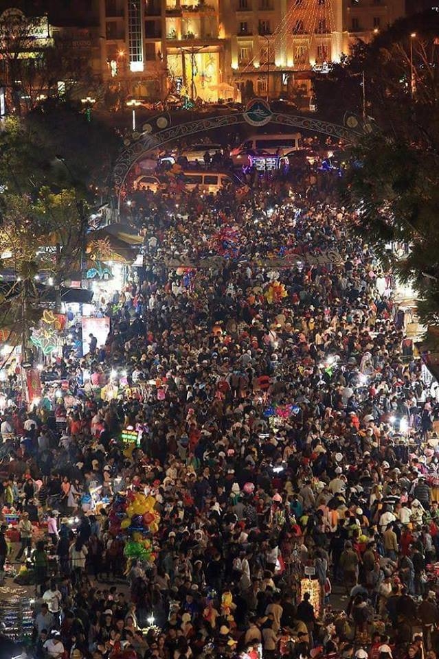 Mọi ngả đường đến khu du lịch tắc nghẽn những ngày đầu nghỉ lễ 30//4