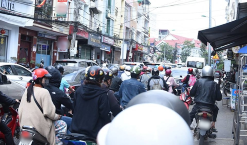 Mọi ngả đường đến khu du lịch tắc nghẽn những ngày đầu nghỉ lễ 30//4