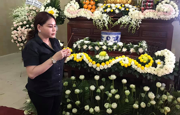 Người dân đau xót, khóc thương người nghệ sĩ mệnh bạc Anh Vũ