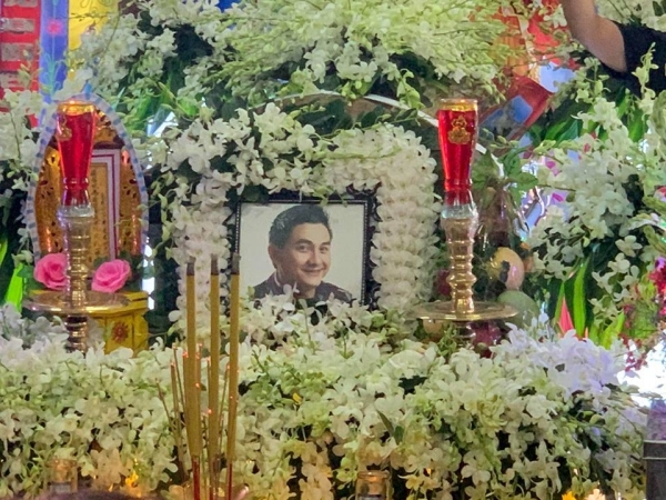 Người dân đau xót, khóc thương người nghệ sĩ mệnh bạc Anh Vũ