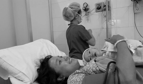 Người đẹp Việt đối mặt với nguy hiểm khi mang thai, sinh con
