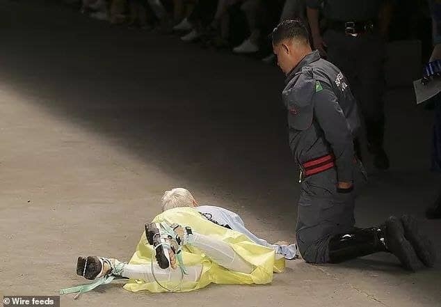 Người mẫu Brazil 26 tuổi qua đời sau khi ngã gục trên sàn diễn