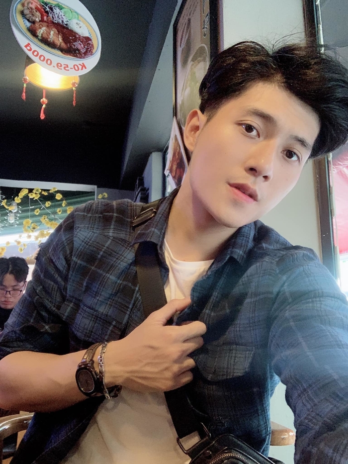 Nhan sắc chàng thị vệ si tình trong Anh ơi ở lại của Chi Pu
