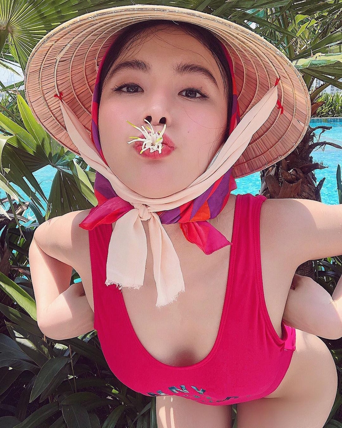 Những kiểu pose dáng khó hiểu của sao Việt