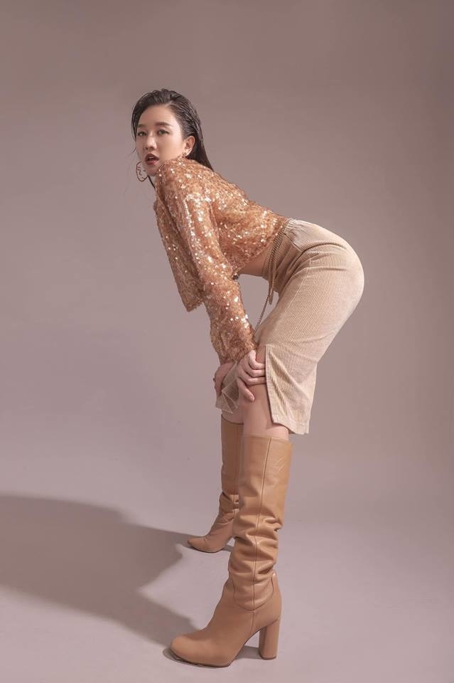 Những kiểu pose dáng khó hiểu của sao Việt
