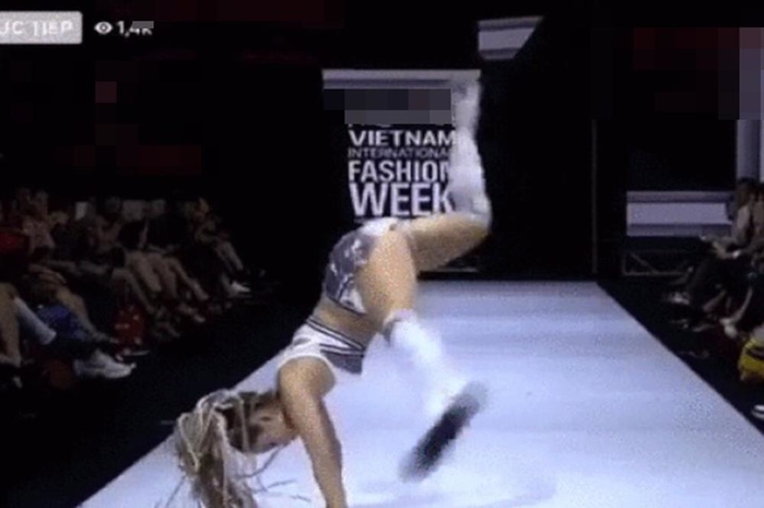 Mỗi lần Minh Hằng catwalk là lại khiến cư dân mạng đứng hình mất 5 giâ