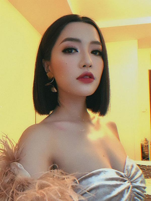 Phong cách thời trang ngày càng táo bạo của Bích Phương