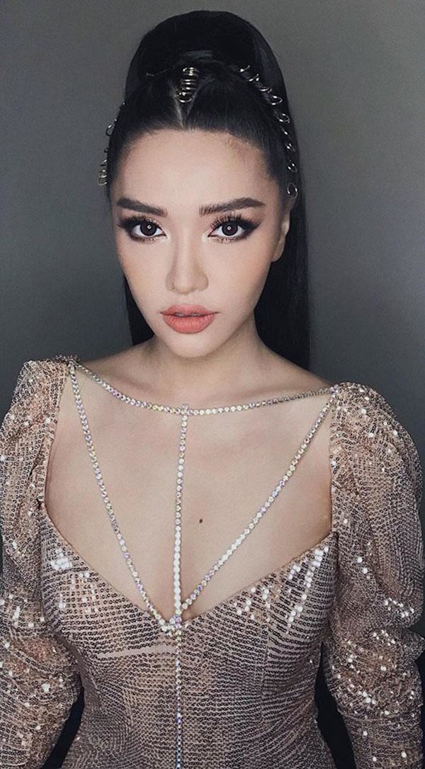 Phong cách thời trang ngày càng táo bạo của Bích Phương