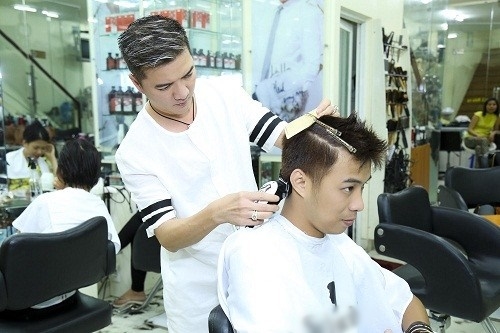Quá khứ chật vật làm lơ xe, bốc vác, bán nước mía của sao Việt