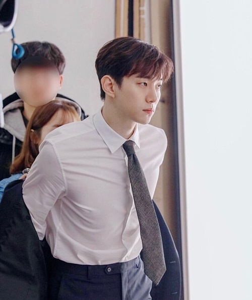 Ảnh hot sao Hàn: Lisa vô tình lộ vòng 3 phẳng lì