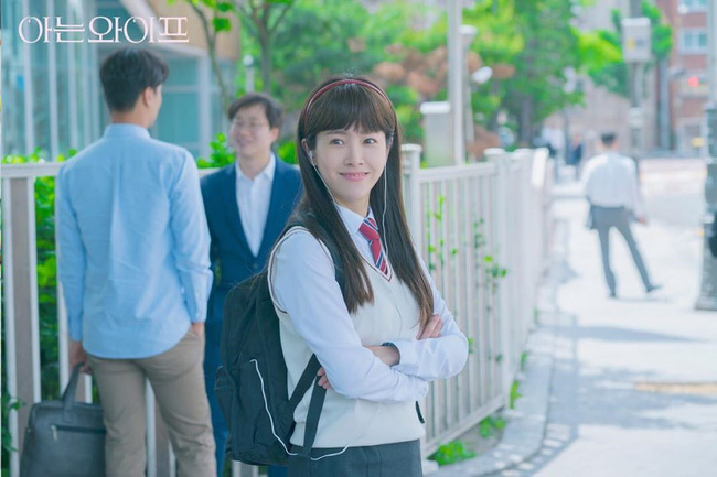 Sao Hàn đình đám hơn 30 tuổi vẫn diện đồng phục học sinh
