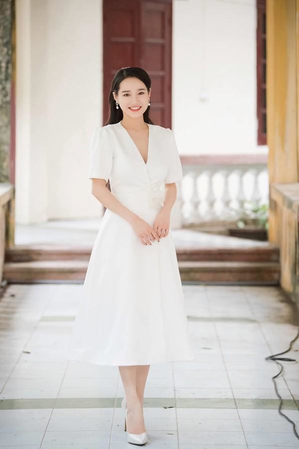 Phong cách sao Việt: Nhã Phương nhận điểm 10 thanh lịch