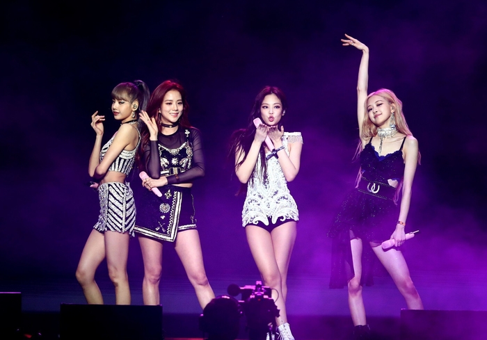 Ngỡ ngàng trước thành tích của TWICE và BLACKPINK