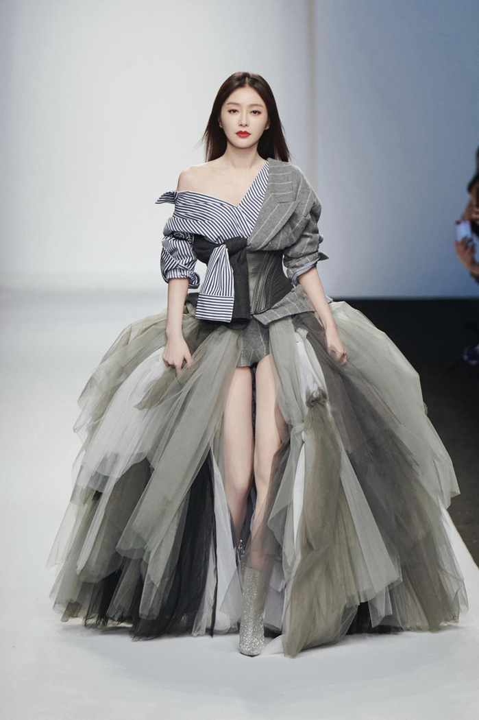 Tần Lam và các sao Hoa ngữ được khen ngợi khi sải bước trên sàn runway