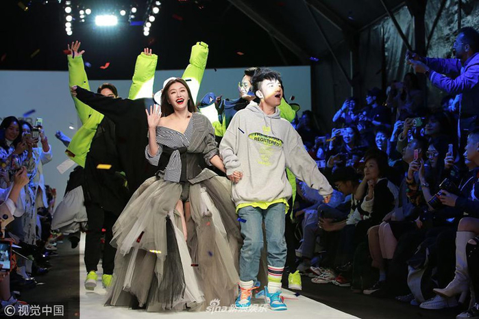 Tần Lam và các sao Hoa ngữ được khen ngợi khi sải bước trên sàn runway